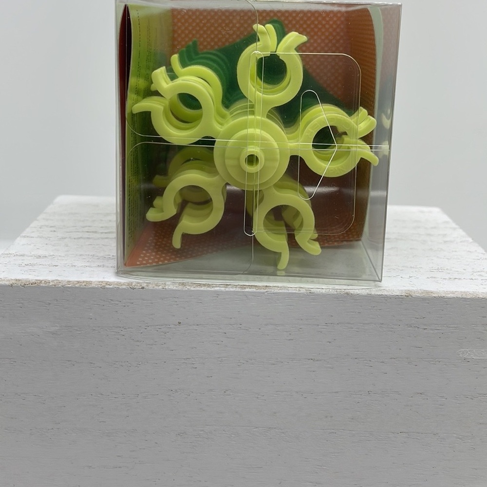 Clover Stack ‘n Store Bobbin Tower - Picture 5 of 7